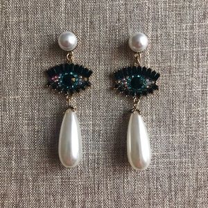 Tres Femmes earrings.